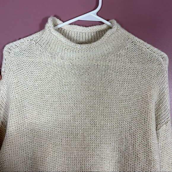 American Eagle Cream Soft Knit Sweater Size Medium - Picture 3 of 8